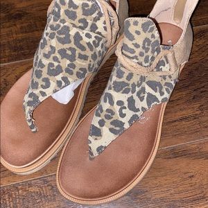 Leopard gee sandals